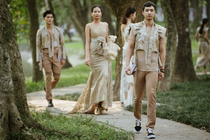 Dàn người mẫu gây chú ý khi ôm gấu bông trình diễn BST mới của Cao Minh Tiến - Ảnh 11. Dàn người mẫu gây chú ý khi ôm gấu bông trình diễn BST mới của Cao Minh Tiến - Ảnh 11.