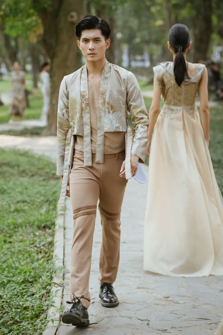 Dàn người mẫu gây chú ý khi ôm gấu bông trình diễn BST mới của Cao Minh Tiến - Ảnh 16. Dàn người mẫu gây chú ý khi ôm gấu bông trình diễn BST mới của Cao Minh Tiến - Ảnh 16.
