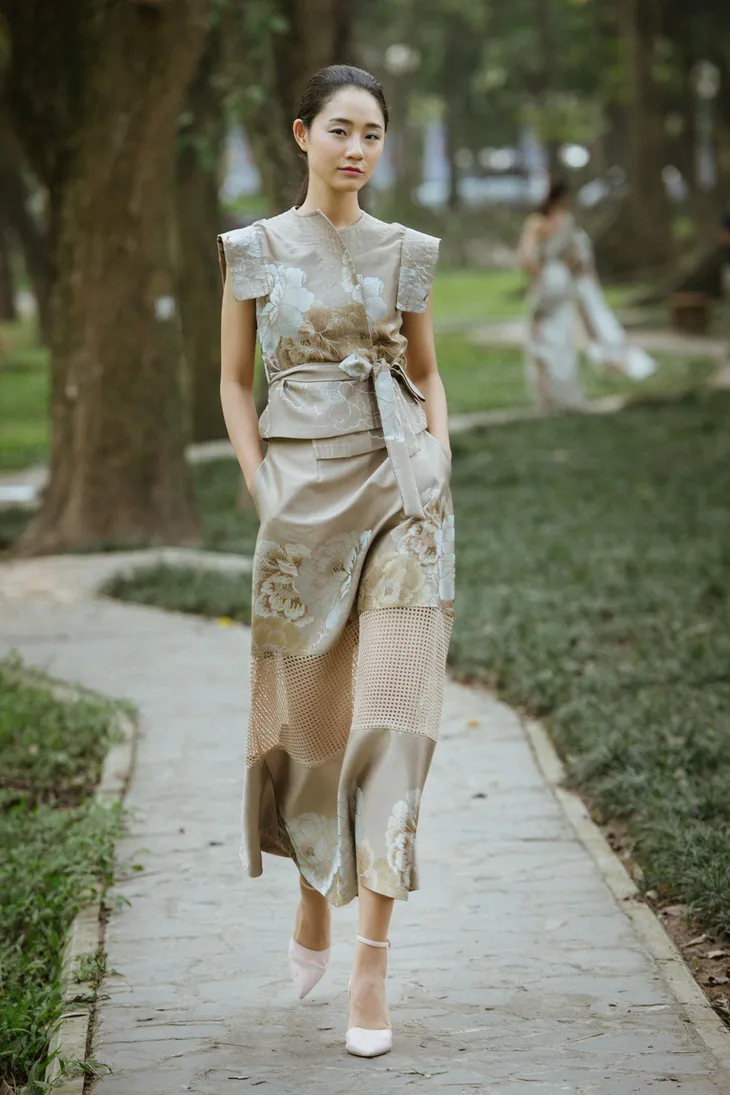 Dàn người mẫu gây chú ý khi ôm gấu bông trình diễn BST mới của Cao Minh Tiến - Ảnh 15. Dàn người mẫu gây chú ý khi ôm gấu bông trình diễn BST mới của Cao Minh Tiến - Ảnh 15.