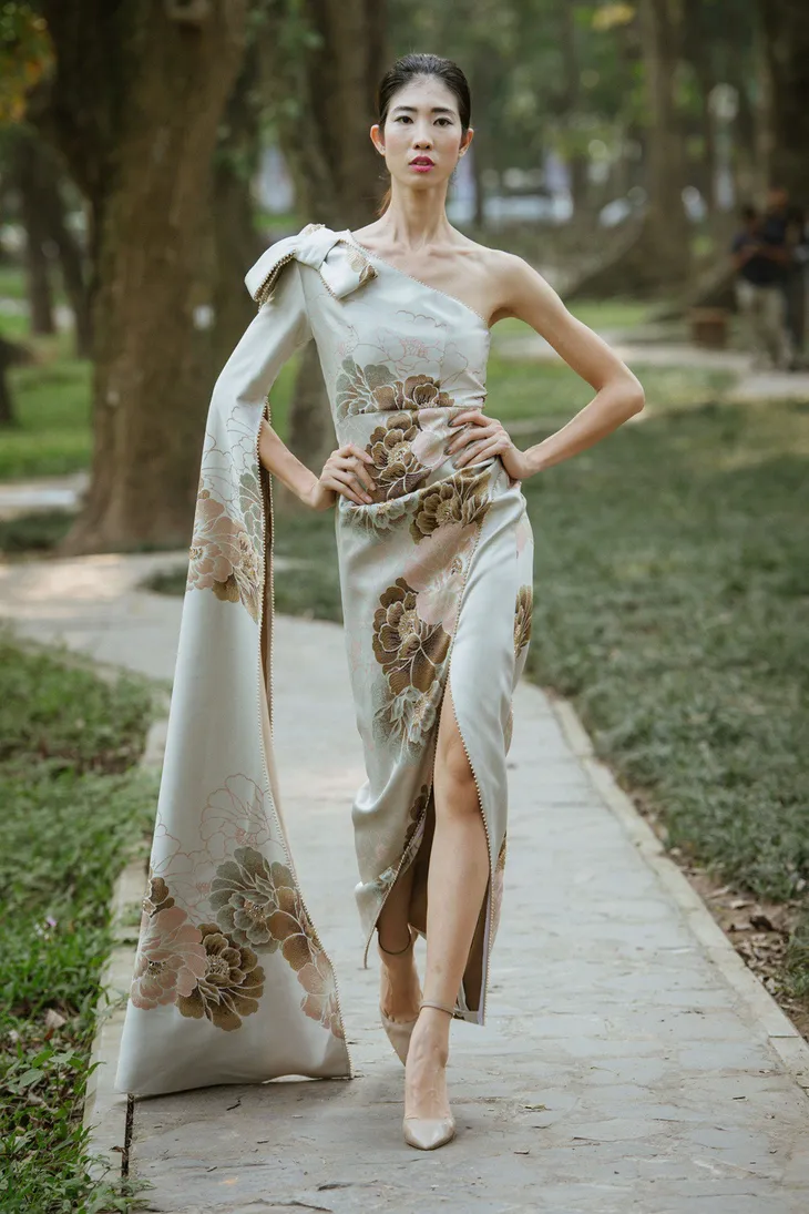 Dàn người mẫu gây chú ý khi ôm gấu bông trình diễn BST mới của Cao Minh Tiến - Ảnh 14. Dàn người mẫu gây chú ý khi ôm gấu bông trình diễn BST mới của Cao Minh Tiến - Ảnh 14.