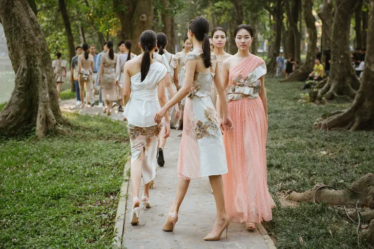 Dàn người mẫu gây chú ý khi ôm gấu bông trình diễn BST mới của Cao Minh Tiến - Ảnh 18. Dàn người mẫu gây chú ý khi ôm gấu bông trình diễn BST mới của Cao Minh Tiến - Ảnh 18.