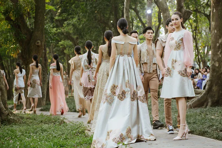 Dàn người mẫu gây chú ý khi ôm gấu bông trình diễn BST mới của Cao Minh Tiến - Ảnh 20. Dàn người mẫu gây chú ý khi ôm gấu bông trình diễn BST mới của Cao Minh Tiến - Ảnh 20.