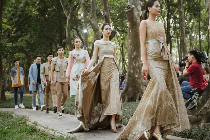 Dàn người mẫu gây chú ý khi ôm gấu bông trình diễn BST mới của Cao Minh Tiến - Ảnh 19. Dàn người mẫu gây chú ý khi ôm gấu bông trình diễn BST mới của Cao Minh Tiến - Ảnh 19.