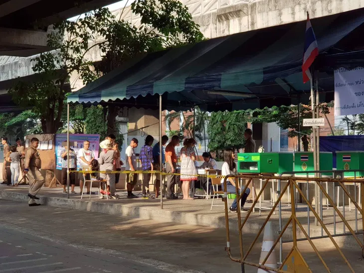 Ảnh: Người dân Thái Lan xếp hàng đi bỏ phiếu bầu Tổng tuyển cử 2019 - Ảnh 8. Ảnh: Người dân Thái Lan xếp hàng đi bỏ phiếu bầu Tổng tuyển cử 2019 - Ảnh 8.