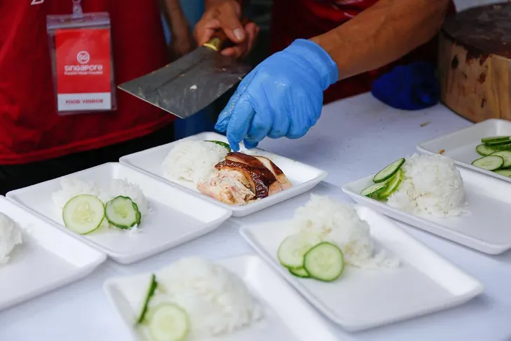 Cơm gà đẳng cấp Michelin gây sốt ở Lễ hội Singapore đầu tiên tại Việt Nam - Ảnh 1. Cơm gà đẳng cấp Michelin gây sốt ở Lễ hội Singapore đầu tiên tại Việt Nam - Ảnh 1.