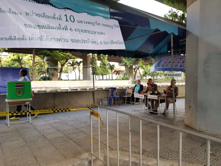 Ảnh: Người dân Thái Lan xếp hàng đi bỏ phiếu bầu Tổng tuyển cử 2019 - Ảnh 3. Ảnh: Người dân Thái Lan xếp hàng đi bỏ phiếu bầu Tổng tuyển cử 2019 - Ảnh 3.