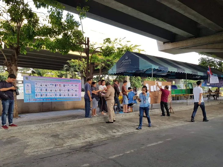 Ảnh: Người dân Thái Lan xếp hàng đi bỏ phiếu bầu Tổng tuyển cử 2019 - Ảnh 4. Ảnh: Người dân Thái Lan xếp hàng đi bỏ phiếu bầu Tổng tuyển cử 2019 - Ảnh 4.