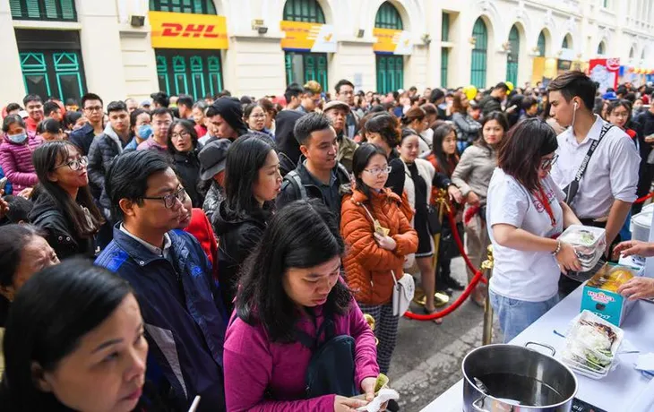 Cơm gà đẳng cấp Michelin gây sốt ở Lễ hội Singapore đầu tiên tại Việt Nam - Ảnh 2. Cơm gà đẳng cấp Michelin gây sốt ở Lễ hội Singapore đầu tiên tại Việt Nam - Ảnh 2.
