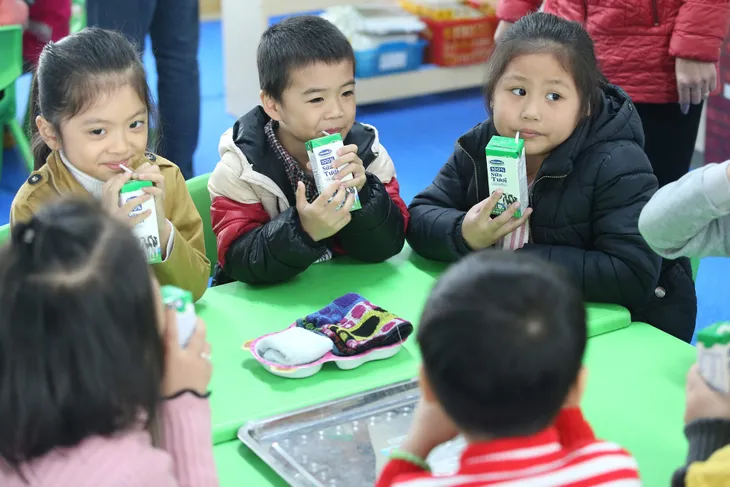 Chương trình Sữa học đường tại Hà Nội: Nhiều phụ huynh muốn mỗi con được thêm 2-3 suất nữa - Ảnh 2. Chương trình Sữa học đường tại Hà Nội: Nhiều phụ huynh muốn mỗi con được thêm 2-3 suất nữa - Ảnh 2.