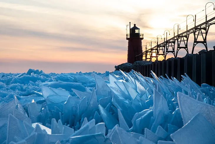 Tuyệt đẹp cảnh băng hồ Michigan vỡ thành hàng triệu mảnh nhỏ - Ảnh 8. Tuyệt đẹp cảnh băng hồ Michigan vỡ thành hàng triệu mảnh nhỏ - Ảnh 8.