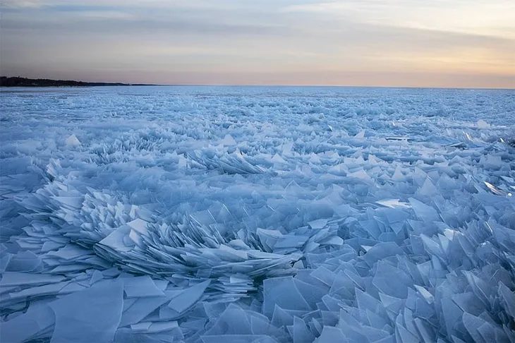 Tuyệt đẹp cảnh băng hồ Michigan vỡ thành hàng triệu mảnh nhỏ - Ảnh 5. Tuyệt đẹp cảnh băng hồ Michigan vỡ thành hàng triệu mảnh nhỏ - Ảnh 5.