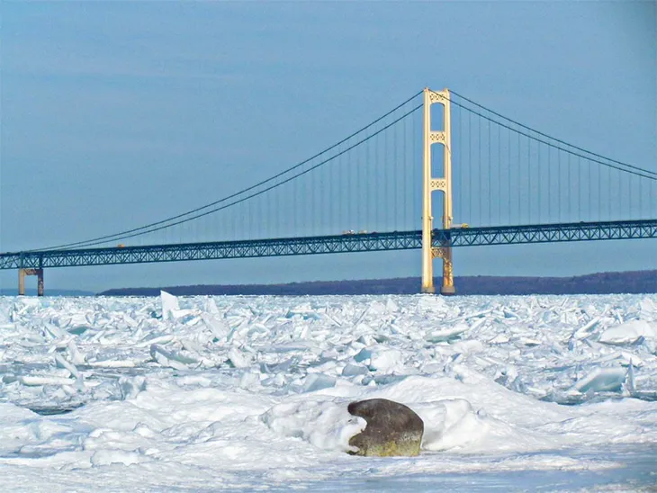 Tuyệt đẹp cảnh băng hồ Michigan vỡ thành hàng triệu mảnh nhỏ - Ảnh 1. Tuyệt đẹp cảnh băng hồ Michigan vỡ thành hàng triệu mảnh nhỏ - Ảnh 1.