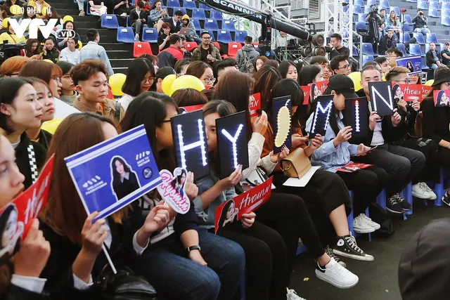 Hyomin (T-ara) náo loạn Bữa trưa vui vẻ cùng hàng trăm fan Việt - Ảnh 16. Hyomin (T-ara) náo loạn Bữa trưa vui vẻ cùng hàng trăm fan Việt - Ảnh 16.