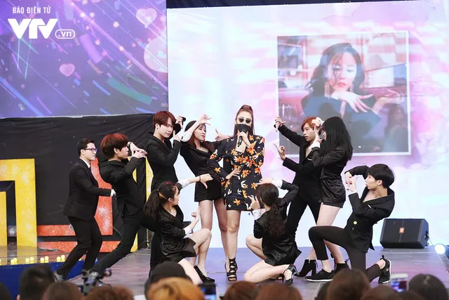 Hyomin (T-ara) náo loạn Bữa trưa vui vẻ cùng hàng trăm fan Việt - Ảnh 14. Hyomin (T-ara) náo loạn Bữa trưa vui vẻ cùng hàng trăm fan Việt - Ảnh 14.