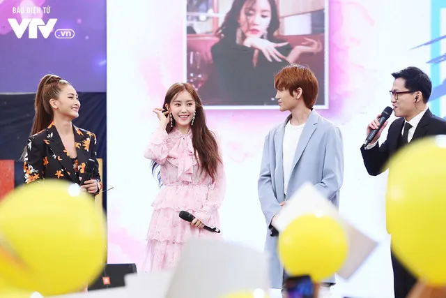 Hyomin (T-ara) náo loạn Bữa trưa vui vẻ cùng hàng trăm fan Việt - Ảnh 12. Hyomin (T-ara) náo loạn Bữa trưa vui vẻ cùng hàng trăm fan Việt - Ảnh 12.