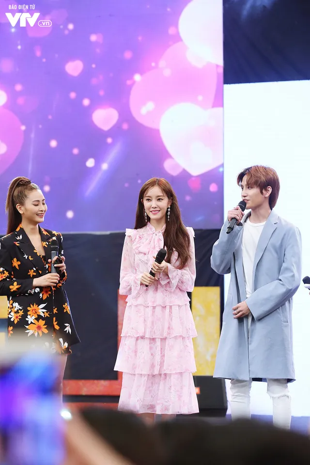 Hyomin (T-ara) náo loạn Bữa trưa vui vẻ cùng hàng trăm fan Việt - Ảnh 11. Hyomin (T-ara) náo loạn Bữa trưa vui vẻ cùng hàng trăm fan Việt - Ảnh 11.
