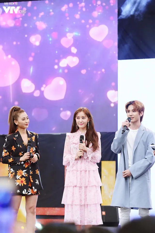 Hyomin (T-ara) náo loạn Bữa trưa vui vẻ cùng hàng trăm fan Việt - Ảnh 10. Hyomin (T-ara) náo loạn Bữa trưa vui vẻ cùng hàng trăm fan Việt - Ảnh 10.