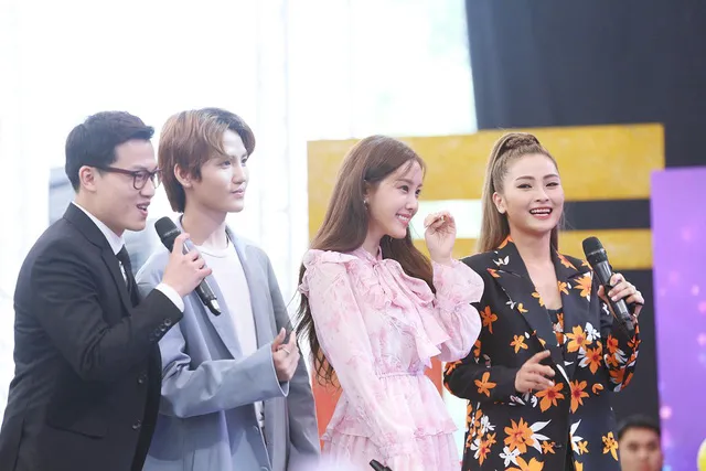 Hyomin (T-ara) náo loạn Bữa trưa vui vẻ cùng hàng trăm fan Việt - Ảnh 9. Hyomin (T-ara) náo loạn Bữa trưa vui vẻ cùng hàng trăm fan Việt - Ảnh 9.