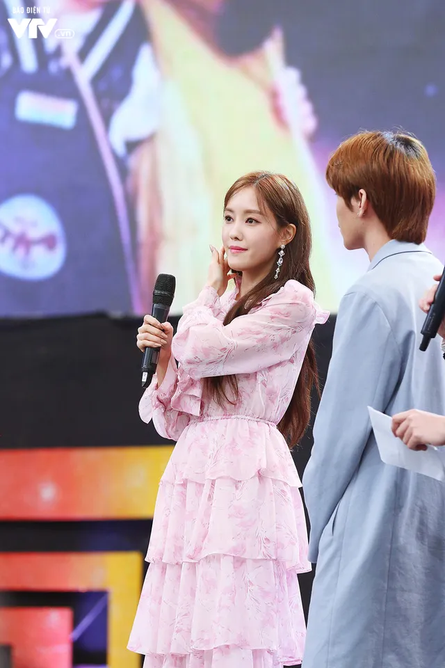Hyomin (T-ara) náo loạn Bữa trưa vui vẻ cùng hàng trăm fan Việt - Ảnh 8. Hyomin (T-ara) náo loạn Bữa trưa vui vẻ cùng hàng trăm fan Việt - Ảnh 8.