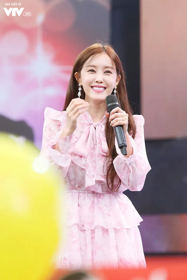Hyomin (T-ara) náo loạn Bữa trưa vui vẻ cùng hàng trăm fan Việt - Ảnh 7. Hyomin (T-ara) náo loạn Bữa trưa vui vẻ cùng hàng trăm fan Việt - Ảnh 7.