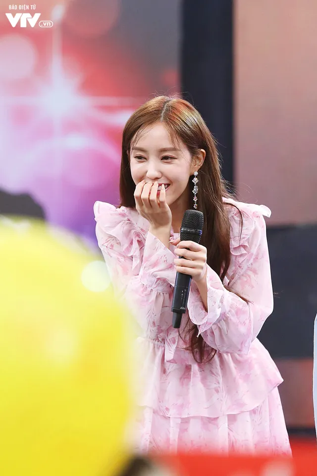 Hyomin (T-ara) náo loạn Bữa trưa vui vẻ cùng hàng trăm fan Việt - Ảnh 6. Hyomin (T-ara) náo loạn Bữa trưa vui vẻ cùng hàng trăm fan Việt - Ảnh 6.