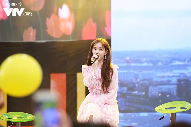 Hyomin (T-ara) náo loạn Bữa trưa vui vẻ cùng hàng trăm fan Việt - Ảnh 5. Hyomin (T-ara) náo loạn Bữa trưa vui vẻ cùng hàng trăm fan Việt - Ảnh 5.