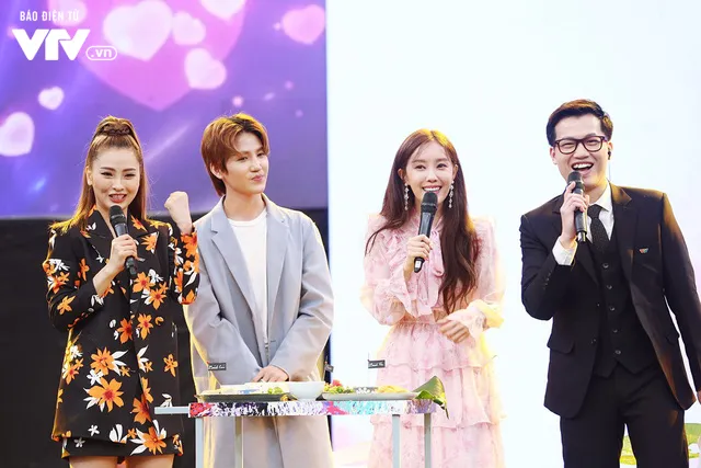 Hyomin (T-ara) náo loạn Bữa trưa vui vẻ cùng hàng trăm fan Việt - Ảnh 1. Hyomin (T-ara) náo loạn Bữa trưa vui vẻ cùng hàng trăm fan Việt - Ảnh 1.