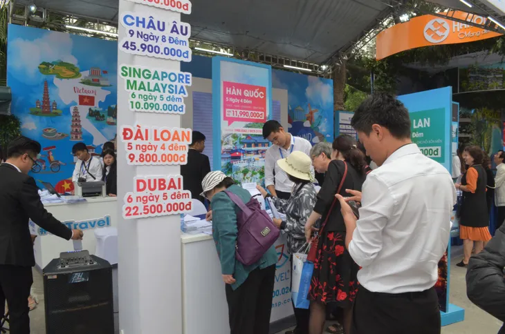Xếp hàng săn vé máy bay giá rẻ tại Hội chơ du lịch VITM 2019 - Ảnh 7. Xếp hàng săn vé máy bay giá rẻ tại Hội chơ du lịch VITM 2019 - Ảnh 7.