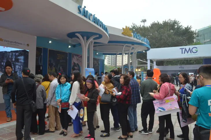 Xếp hàng săn vé máy bay giá rẻ tại Hội chơ du lịch VITM 2019 - Ảnh 4. Xếp hàng săn vé máy bay giá rẻ tại Hội chơ du lịch VITM 2019 - Ảnh 4.