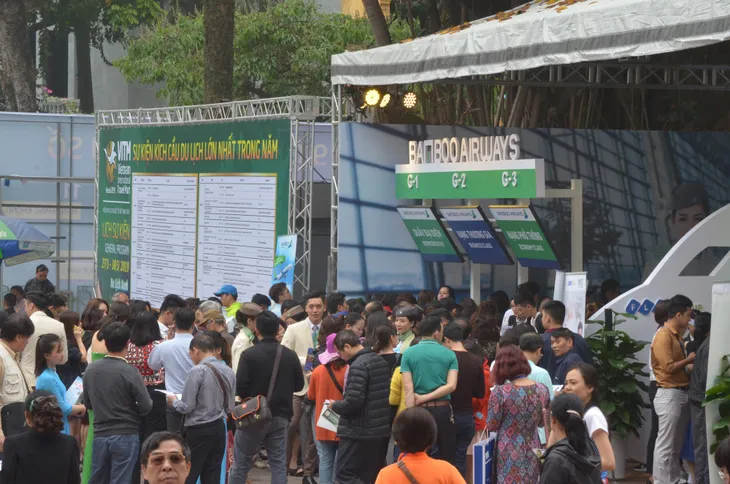 Xếp hàng săn vé máy bay giá rẻ tại Hội chơ du lịch VITM 2019 - Ảnh 1. Xếp hàng săn vé máy bay giá rẻ tại Hội chơ du lịch VITM 2019 - Ảnh 1.