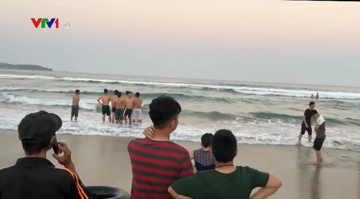 Cứu sống 4 học sinh đi tắm biển bị sóng cuốn - Ảnh 1. Cứu sống 4 học sinh đi tắm biển bị sóng cuốn - Ảnh 1.