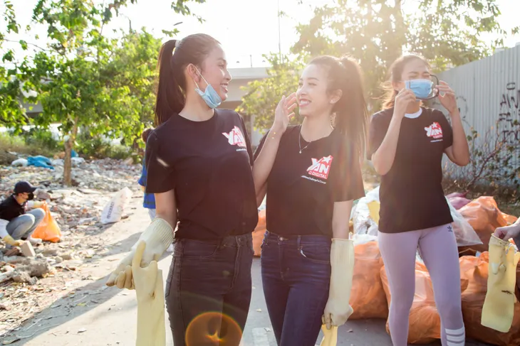 Tiểu Vy cùng dàn hậu hưởng ứng “Thử thách dọn rác” dưới cái nắng 39 độ C - Ảnh 8. Tiểu Vy cùng dàn hậu hưởng ứng “Thử thách dọn rác” dưới cái nắng 39 độ C - Ảnh 8.
