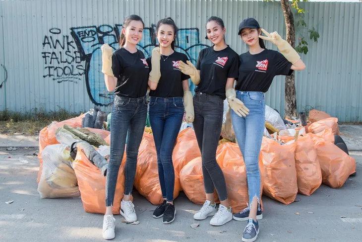 Tiểu Vy cùng dàn hậu hưởng ứng “Thử thách dọn rác” dưới cái nắng 39 độ C - Ảnh 6. Tiểu Vy cùng dàn hậu hưởng ứng “Thử thách dọn rác” dưới cái nắng 39 độ C - Ảnh 6.