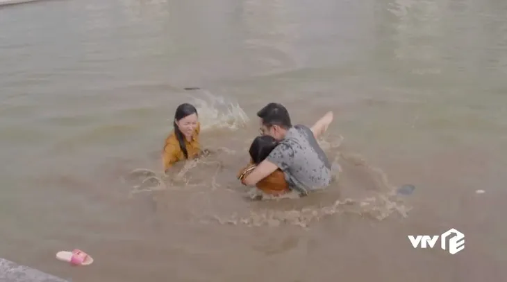 Những cô gái trong thành phố - Tập 27: Trúc lao mình xuống nước cứu Trâm Anh, bật khóc thú nhận thích Bách - Ảnh 8. Những cô gái trong thành phố - Tập 27: Trúc lao mình xuống nước cứu Trâm Anh, bật khóc thú nhận thích Bách - Ảnh 8.