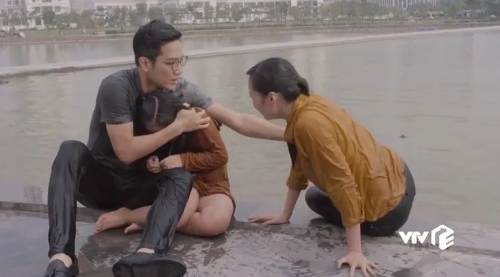 Những cô gái trong thành phố - Tập 27: Trúc lao mình xuống nước cứu Trâm Anh, bật khóc thú nhận thích Bách - Ảnh 9. Những cô gái trong thành phố - Tập 27: Trúc lao mình xuống nước cứu Trâm Anh, bật khóc thú nhận thích Bách - Ảnh 9.