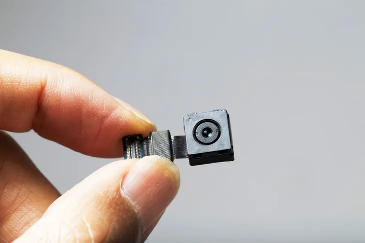 Gia đình Mỹ bị bạn lắp camera theo dõi cả năm trời - Ảnh 1.