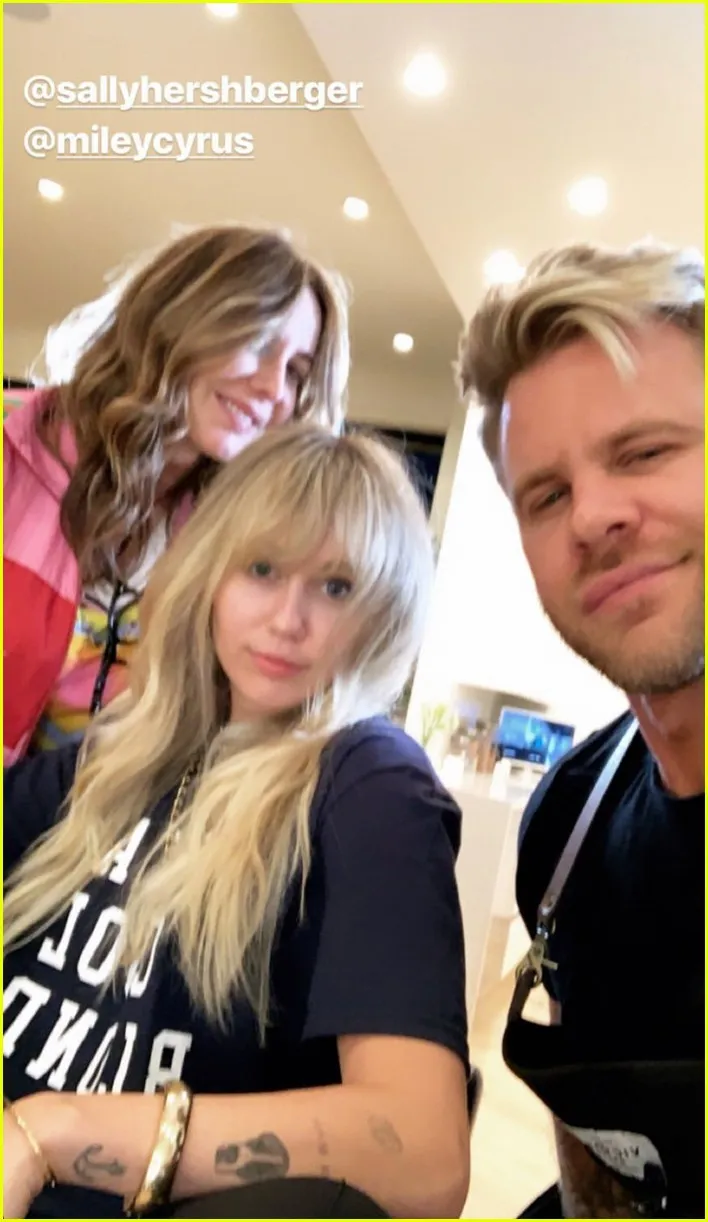 Miley Cyrus thay kiểu tóc làm rộ tin Hannah Montana trở lại - Ảnh 1. Miley Cyrus thay kiểu tóc làm rộ tin Hannah Montana trở lại - Ảnh 1.