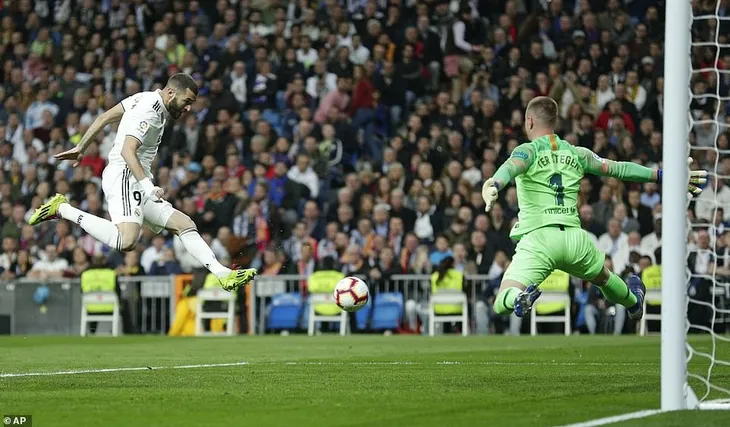 Siêu kinh điển: Barcelona thắng tối thiểu Real Madrid tại Bernabeu - Ảnh 8. Siêu kinh điển: Barcelona thắng tối thiểu Real Madrid tại Bernabeu - Ảnh 8.