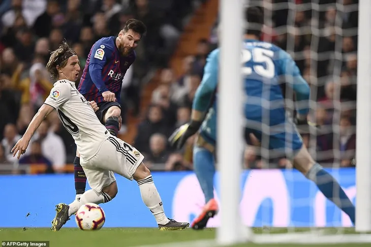 Siêu kinh điển: Barcelona thắng tối thiểu Real Madrid tại Bernabeu - Ảnh 9. Siêu kinh điển: Barcelona thắng tối thiểu Real Madrid tại Bernabeu - Ảnh 9.