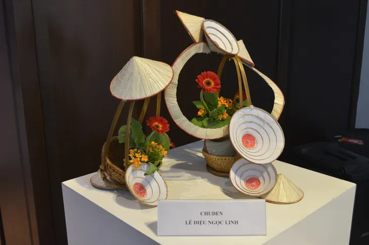 Thưởng thức nghệ thuật cắm hoa Ikebana Nhật Bản tại Hà Nội - Ảnh 1. Thưởng thức nghệ thuật cắm hoa Ikebana Nhật Bản tại Hà Nội - Ảnh 1.