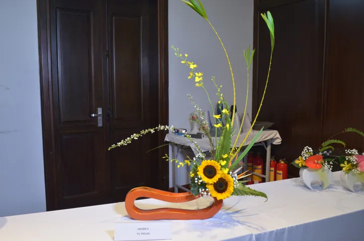 Thưởng thức nghệ thuật cắm hoa Ikebana Nhật Bản tại Hà Nội - Ảnh 6. Thưởng thức nghệ thuật cắm hoa Ikebana Nhật Bản tại Hà Nội - Ảnh 6.