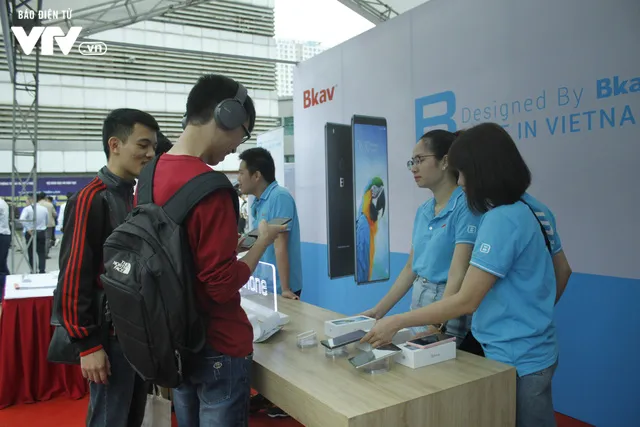Sôi nổi Tọa đàm và triển lãm Phát triển nguồn nhân lực ICT trình độ cao: Gắn kết cơ sở giáo dục đại học - doanh nghiệp - Ảnh 8. Sôi nổi Tọa đàm và triển lãm Phát triển nguồn nhân lực ICT trình độ cao: Gắn kết cơ sở giáo dục đại học - doanh nghiệp - Ảnh 8.