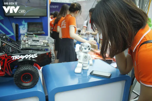 Sôi nổi Tọa đàm và triển lãm Phát triển nguồn nhân lực ICT trình độ cao: Gắn kết cơ sở giáo dục đại học - doanh nghiệp - Ảnh 9. Sôi nổi Tọa đàm và triển lãm Phát triển nguồn nhân lực ICT trình độ cao: Gắn kết cơ sở giáo dục đại học - doanh nghiệp - Ảnh 9.