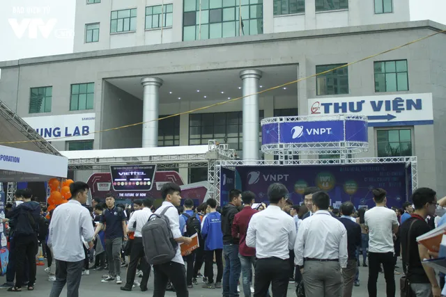 Sôi nổi Tọa đàm và triển lãm Phát triển nguồn nhân lực ICT trình độ cao: Gắn kết cơ sở giáo dục đại học - doanh nghiệp - Ảnh 4. Sôi nổi Tọa đàm và triển lãm Phát triển nguồn nhân lực ICT trình độ cao: Gắn kết cơ sở giáo dục đại học - doanh nghiệp - Ảnh 4.