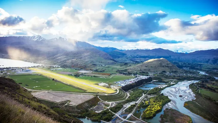 Top 10 sân bay có khung cảnh đường băng đẹp hút mắt nhất thế giới - Ảnh 6. Top 10 sân bay có khung cảnh đường băng đẹp hút mắt nhất thế giới - Ảnh 6.