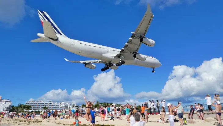 Top 10 sân bay có khung cảnh đường băng đẹp hút mắt nhất thế giới - Ảnh 4. Top 10 sân bay có khung cảnh đường băng đẹp hút mắt nhất thế giới - Ảnh 4.
