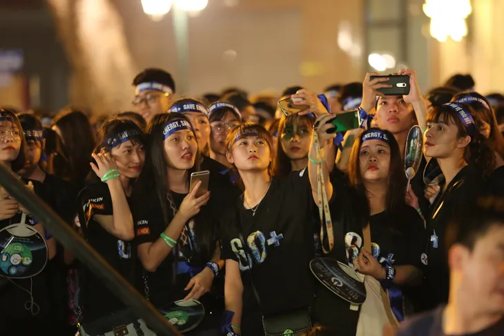 Hình ảnh ấn tượng của Lễ Tắt đèn hưởng ứng Giờ Trái đất 2019 tại Hà Nội - Ảnh 8. Hình ảnh ấn tượng của Lễ Tắt đèn hưởng ứng Giờ Trái đất 2019 tại Hà Nội - Ảnh 8.