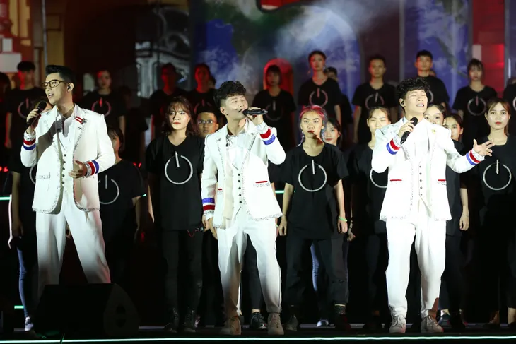 Hình ảnh ấn tượng của Lễ Tắt đèn hưởng ứng Giờ Trái đất 2019 tại Hà Nội - Ảnh 11. Hình ảnh ấn tượng của Lễ Tắt đèn hưởng ứng Giờ Trái đất 2019 tại Hà Nội - Ảnh 11.
