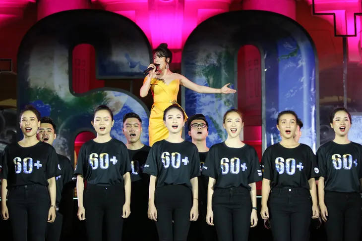 Hình ảnh ấn tượng của Lễ Tắt đèn hưởng ứng Giờ Trái đất 2019 tại Hà Nội - Ảnh 7. Hình ảnh ấn tượng của Lễ Tắt đèn hưởng ứng Giờ Trái đất 2019 tại Hà Nội - Ảnh 7.