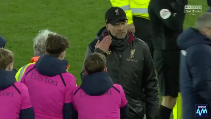 Bị trêu tức, HLV Jurgen Klopp định ăn thịt fan nhí Everton - Ảnh 1. Bị trêu tức, HLV Jurgen Klopp định ăn thịt fan nhí Everton - Ảnh 1.